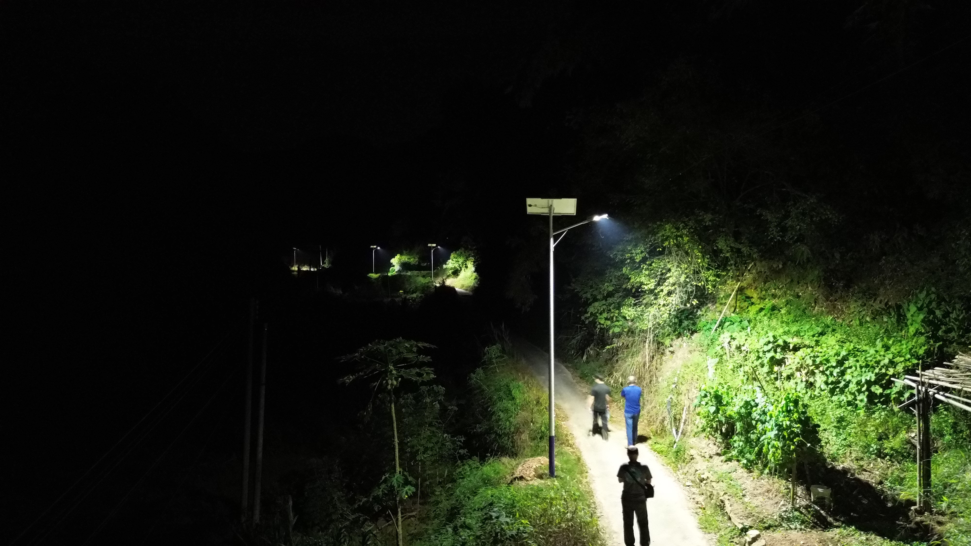 罗定市加益镇：点亮条条村道路，温暖颗颗百姓心