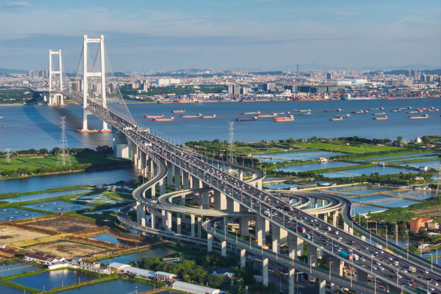 2024年10月2日，广东南沙大桥上的车流和狮子洋水道的船舶来来往往（无人机照片）。新华社记者 刘大伟 摄