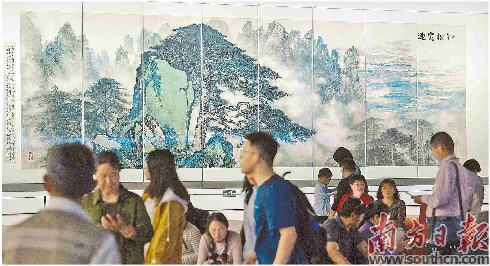     10月19日，观众在上海中华艺术宫参观“其命惟新——广东美术百年大展”的作品。南方日报记者 张冠军 仇敏业 摄