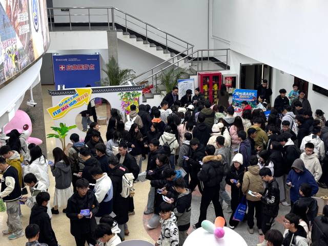 在吉林大学专场，“我是肇庆城市推荐官”打卡活动吸引众多学子参与。 南方+ 刘宇恒 拍摄