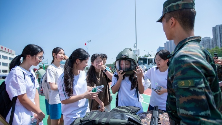 港澳青少年走进武警荣誉连队，会擦出怎样的火花？