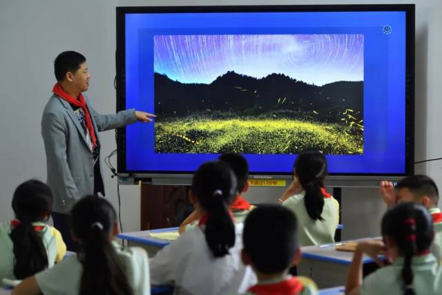 ▲华中农业大学植物科学技术学院教授付新华在给孩子们进行萤火虫科普。‍