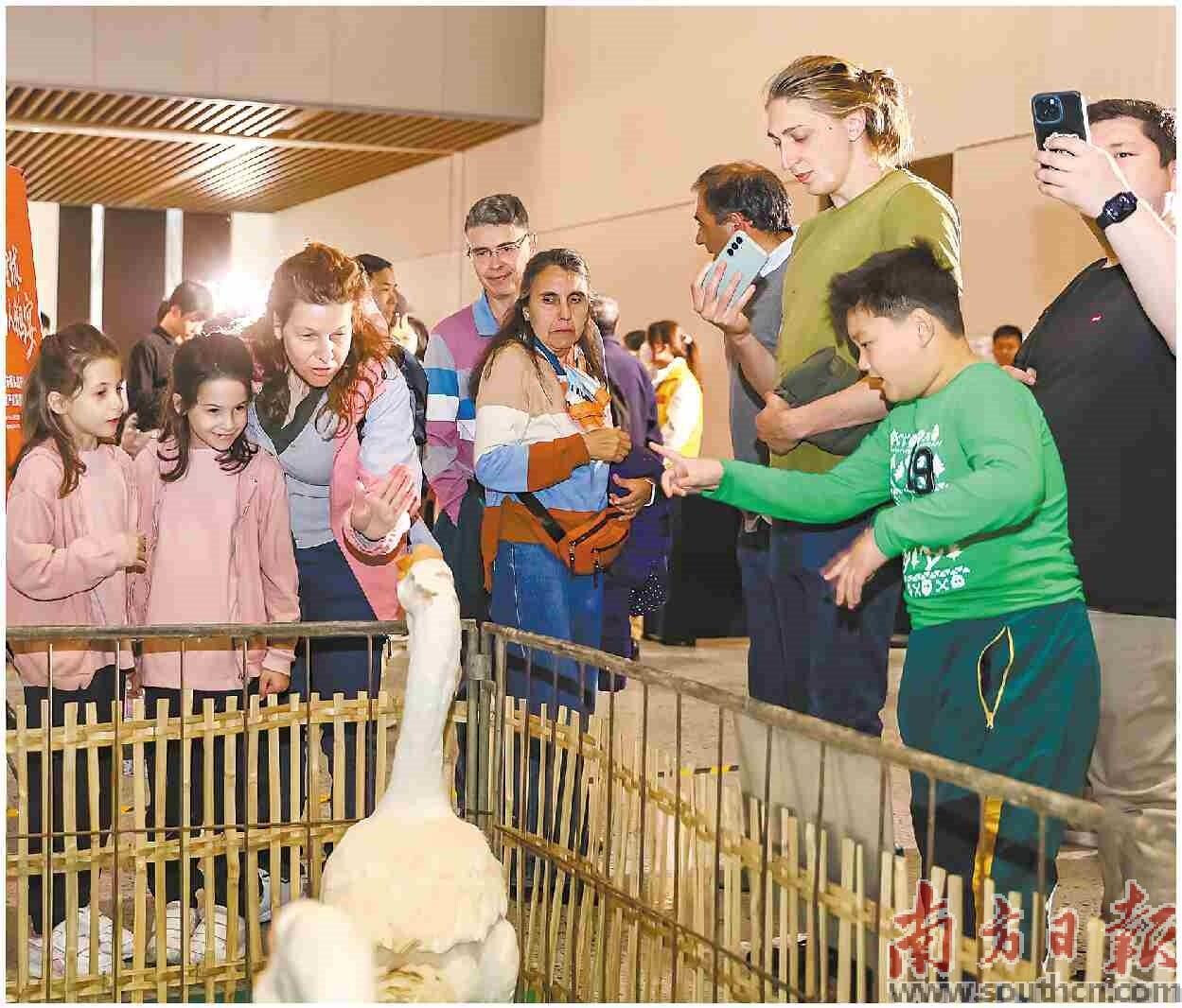 汕头狮头鹅产业成果展吸引不少海内外客商的目光。南方日报记者 郑淼鑫 张伟伟 摄