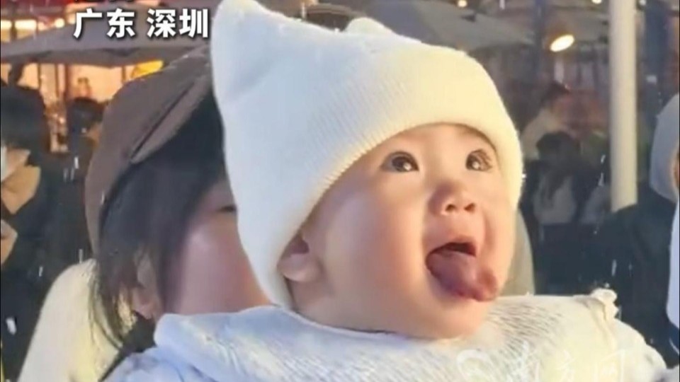 广东宝宝见到雪花伸出舌头去接，网友：南方孩子从小对雪的渴望