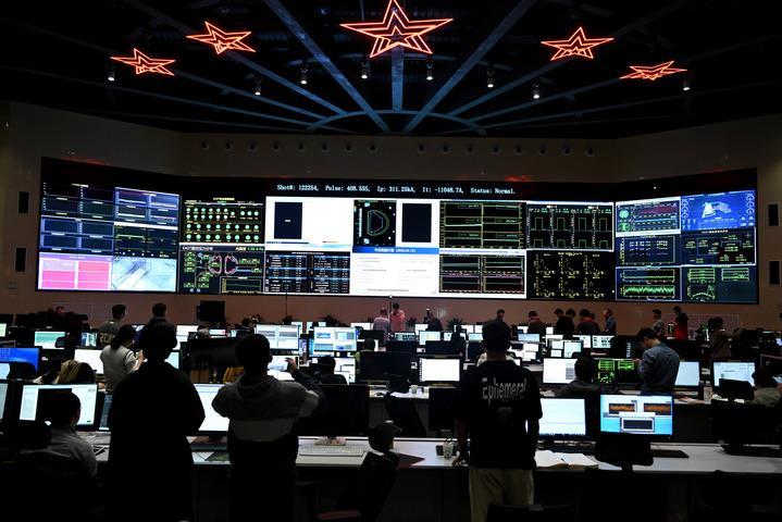 实验成功后的全超导托卡马克核聚变实验装置（EAST）控制大厅（2023年4月12日摄）。新华社记者 黄博涵 摄