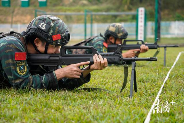 特战队员进行射击训练。