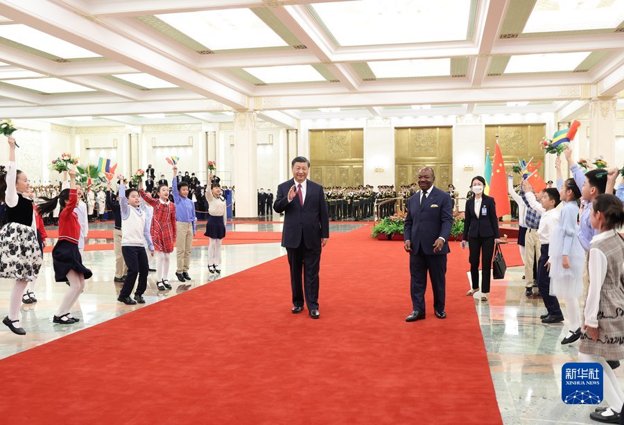 　　4月19日下午，国家主席习近平在北京人民大会堂同来华进行国事访问的加蓬总统邦戈举行会谈。这是会谈前，习近平在人民大会堂北大厅为邦戈举行欢迎仪式。新华社记者 王晔 摄