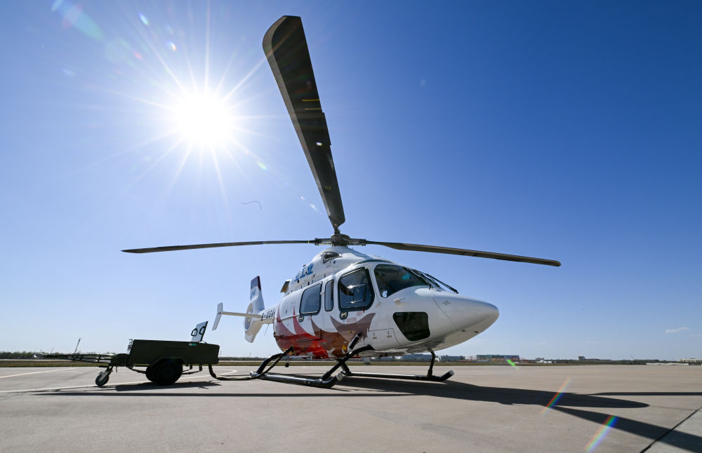 这是2023年4月7日在航空工业天津直升机有限责任公司停机坪拍摄的“吉祥鸟”AC332直升机。新华社记者 孙凡越 摄