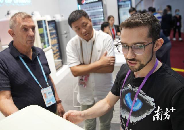 广交会上，约翰忙于向客户们介绍哈士奇制冷的产品。