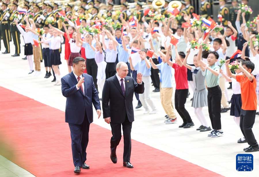 　　5月16日上午，国家主席习近平在北京人民大会堂同来华进行国事访问的俄罗斯总统普京举行会谈。这是会谈前，习近平在人民大会堂东门外广场为普京举行隆重欢迎仪式。新华社记者 鞠鹏 摄