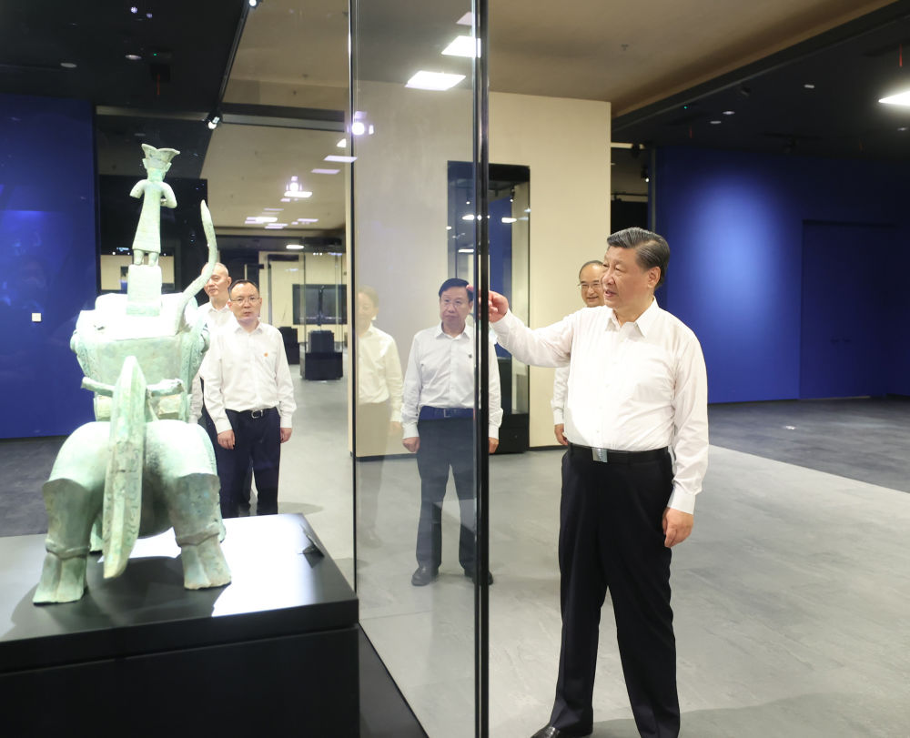 2023年7月26日日，习近平总书记在四川省德阳市考察了三星堆博物馆，了解当地历史文化遗址发掘研究、文物保护修复等情况。