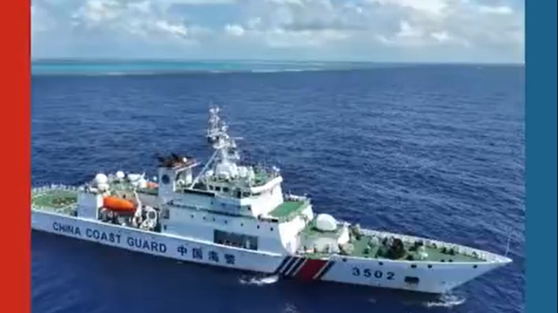 在黄岩岛巡航海警提醒中国渔民遇侵害即报警