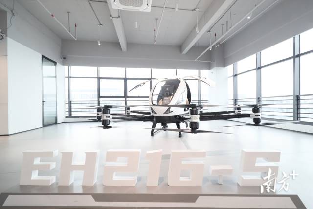 亿航智能EH216-S无人驾驶载人航空器。