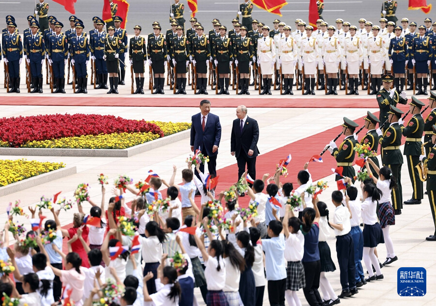 　　5月16日上午，国家主席习近平在北京人民大会堂同来华进行国事访问的俄罗斯总统普京举行会谈。这是会谈前，习近平在人民大会堂东门外广场为普京举行隆重欢迎仪式。新华社记者 刘卫兵 摄