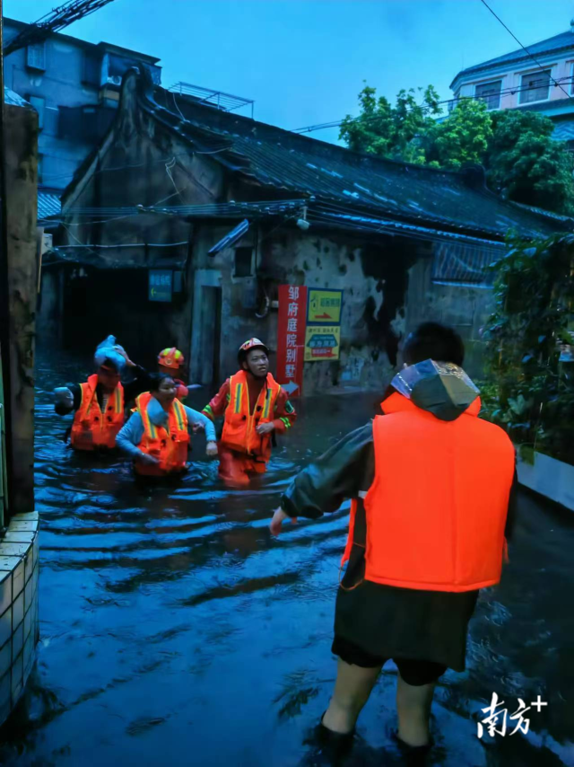 太平街道调度救援力量赶往受困游客所在地，顺利将外地游客安全转移。