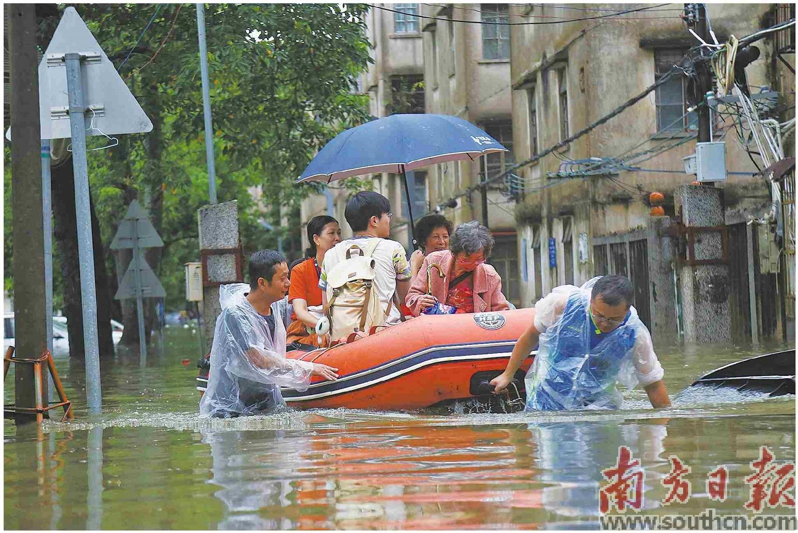  7月27日，潮州潮州市湘桥区桥东街道对东湖社区受困群众进行救援。转移南方日报记者 苏仕日 摄