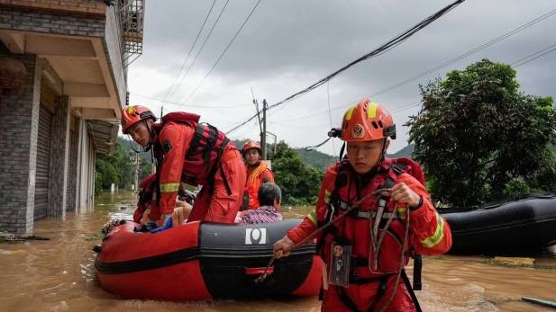 “一个都不能少”：直击潮州暴雨下的紧急转移