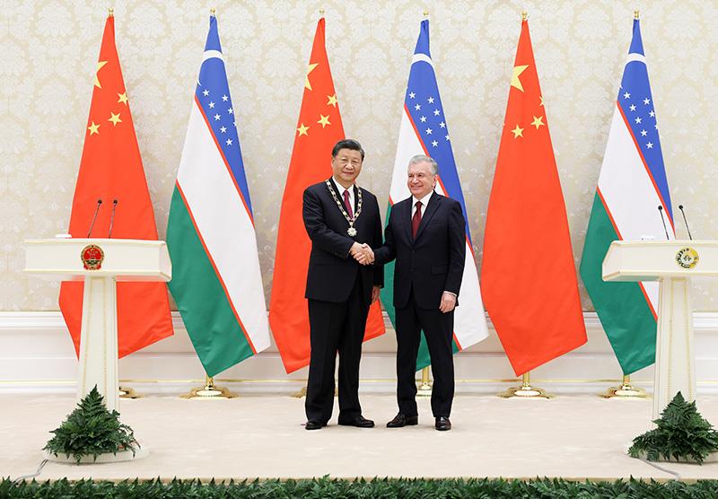 当地时间2022年9月15日，习近平主席接受乌兹别克斯坦总统米尔济约耶夫授予“最高友谊”勋章。