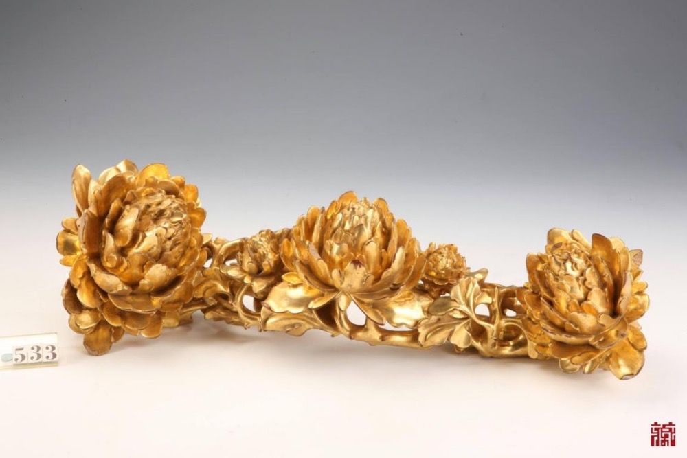 金漆木雕牡丹如意。广东省博物馆（广州鲁迅纪念馆）藏