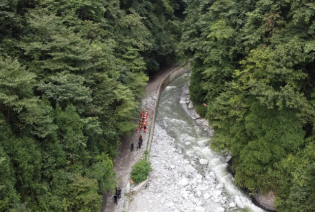 2022年8月14日，四川省彭州市龙门山镇龙槽沟，消防救援人员在搜救。新华社发