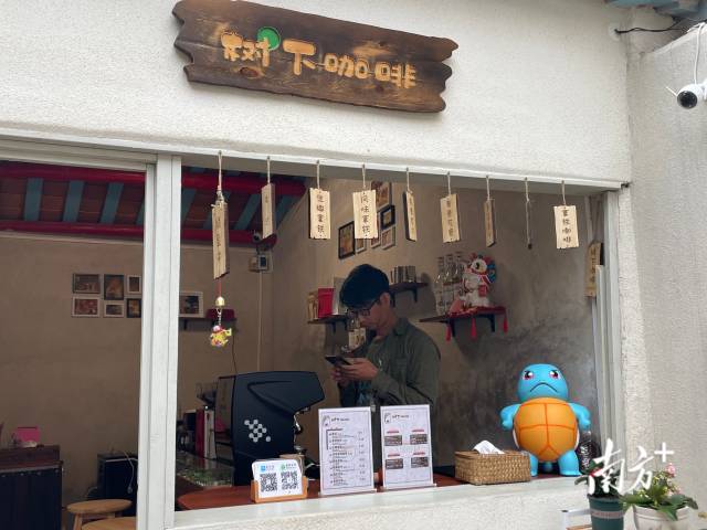 东湖社区村民林旭东回乡创业开了一家咖啡店  南方+记者余丹 摄
