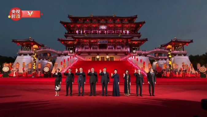 习近平主席夫妇欢迎中亚五国领导人和夫人并集体合影