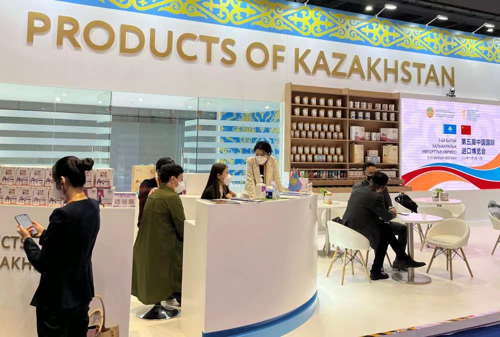 2022年11月6日，第五届进博会上的哈萨克斯坦产品展区。