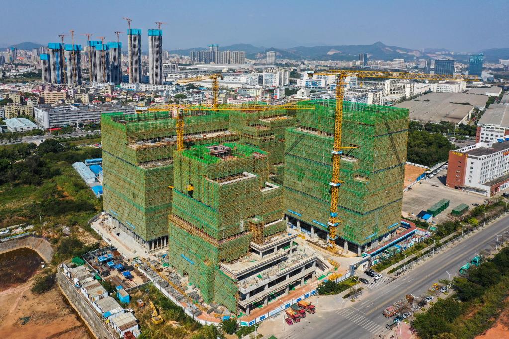 这是深圳坪山通讯终端产业基地“工业上楼”项目（无人机照片）。（刘大伟 摄）
