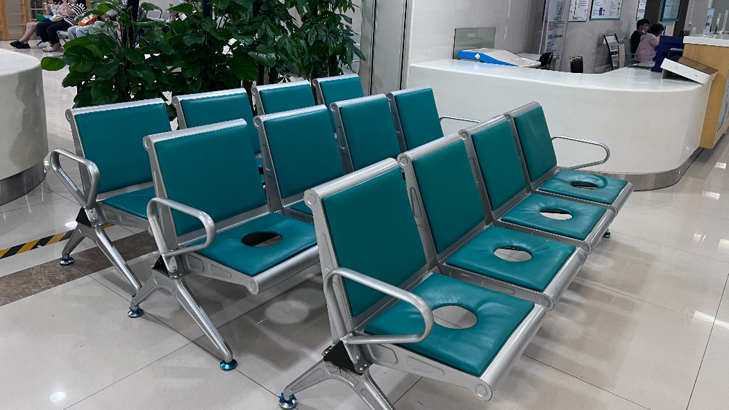 Chairs in a Guangzhou hospital go viral online