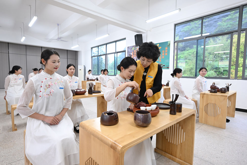2025年5月8日，福建省武夷山旅游职业中专学校的茶艺老师在教授茶艺。近年来，武夷山市依托当地茶产业优势，持续推进茶文化、茶技能教育走进校园，在当地职业学校重点开设了茶艺、茶叶加工、茶营销等专业，为当地茶产业发展、茶文化传播培养职业技能人才。