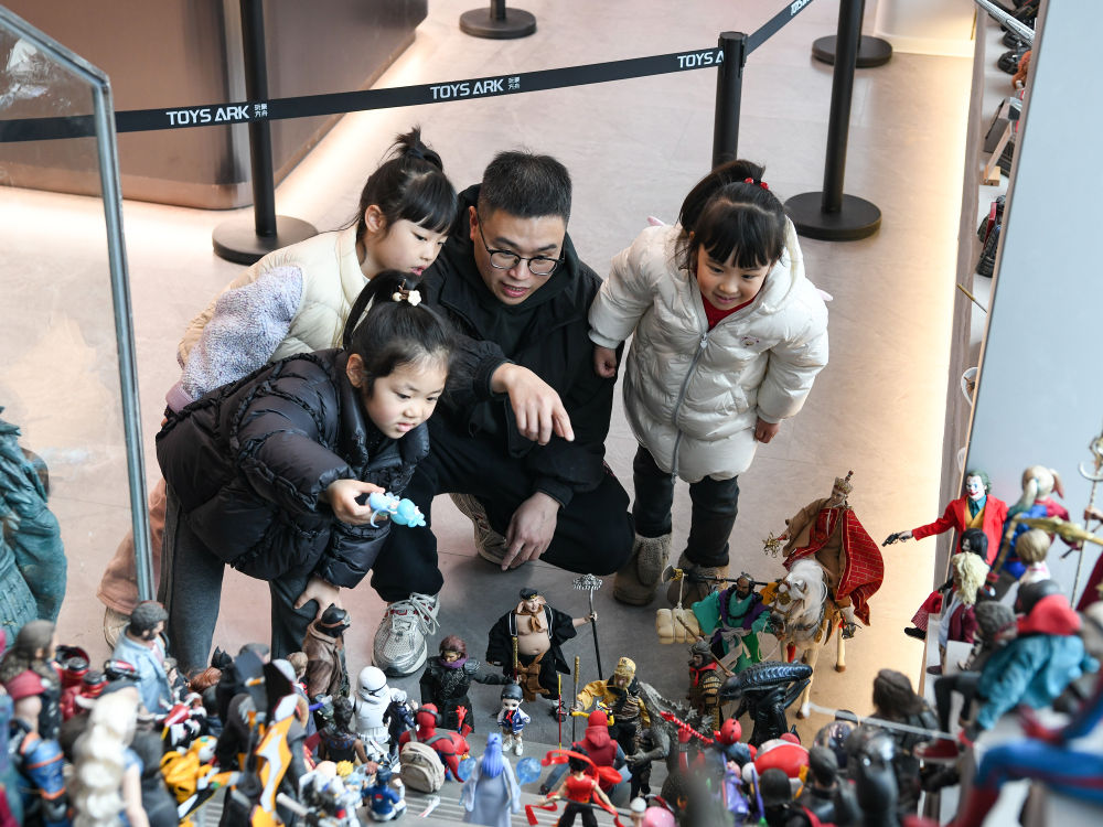 2025年3月1日，在成都天府国际动漫城，文创产品策划运营师曾舟在店里给前来参观的小朋友讲解各类收藏的潮玩手办。文创产品策划运营师是人社部2024年新公布的“新职业”之一。
