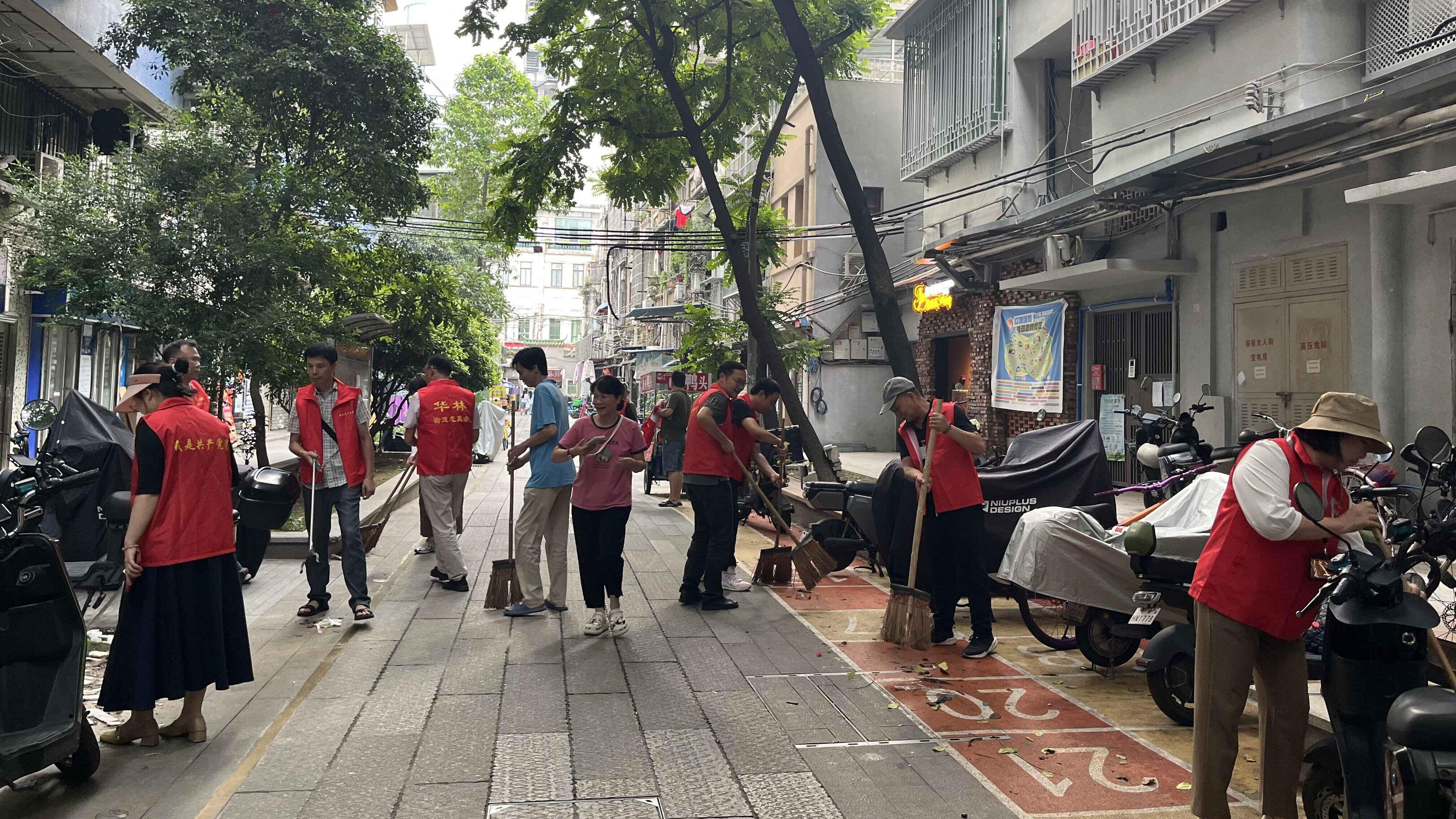 科普宣讲、入巷清淤、商圈宣传！人大代表多维出击，织密社区“双热”防控网