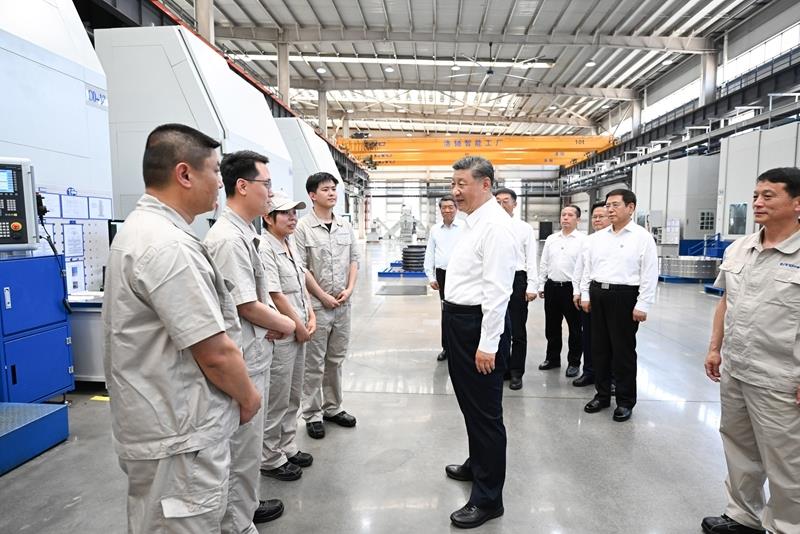 △2025年5月19日，习近平总书记在河南洛阳轴承集团股份有限公司智能工厂考察时，同企业职工亲切交流。