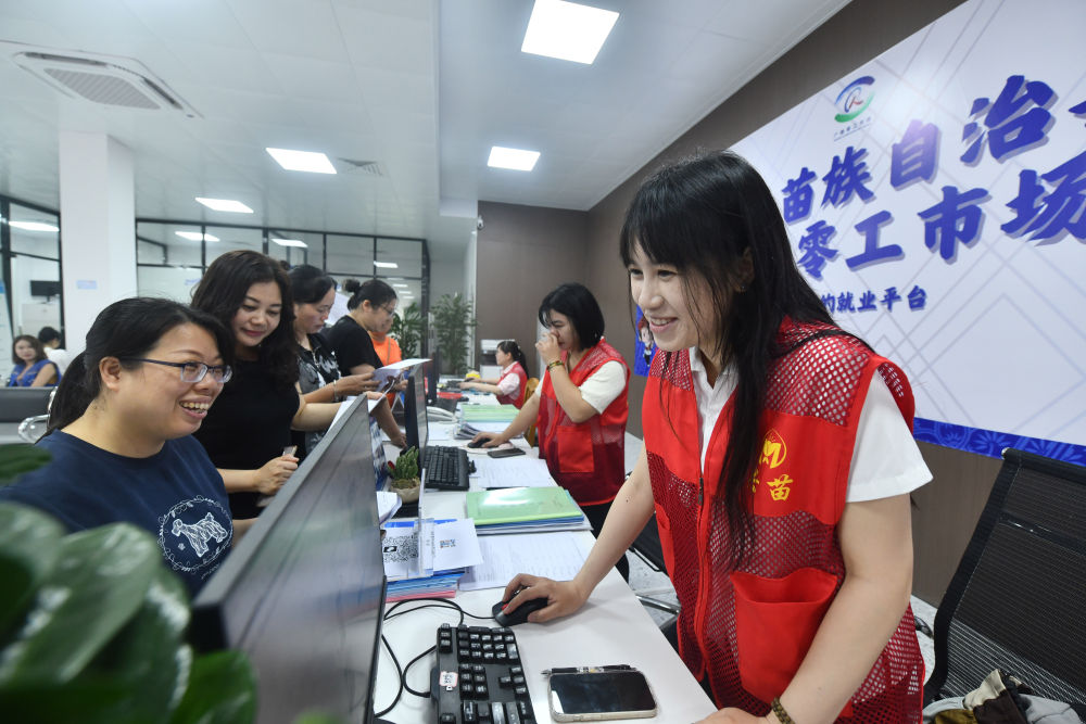 2025年5月15日，在广西融水苗族自治县易地扶贫安置点苗美家园社区，群众在零工市场了解就业岗位信息。近年来，广西柳州市融水苗族自治县和对口帮扶的广东省廉江市依托粤桂劳务协作机制，加强零工市场服务体系建设，在多个易地扶贫安置小区和乡村，建立集就业登记、技能培训、岗位推荐等就业服务功能于一体的一站式服务中心，带动脱贫人口和易地扶贫搬迁劳动力实现就地就近灵活就业。