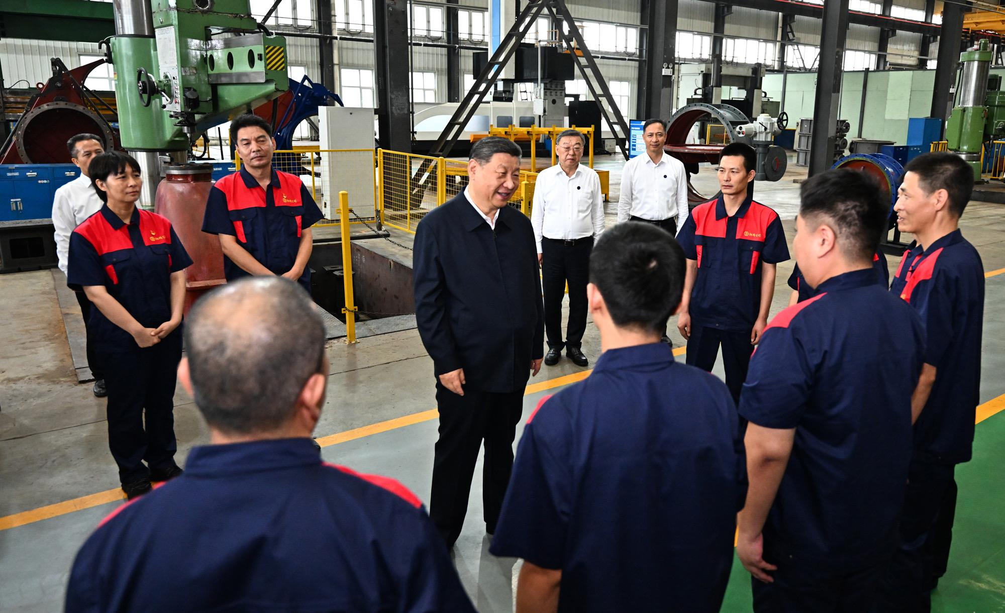 △2025年7月7日，习近平总书记在山西阳泉阀门股份有限公司考察时，同企业员工亲切交流。