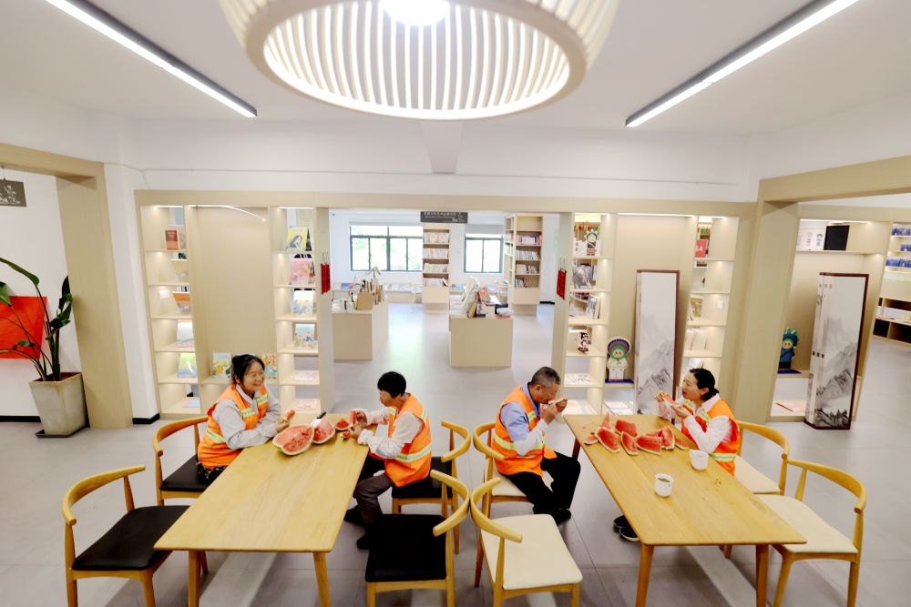 2024年8月6日，在浙江省湖州市阜溪街道兴山社区工会驿站，环卫工人在工作间隙休憩纳凉。
