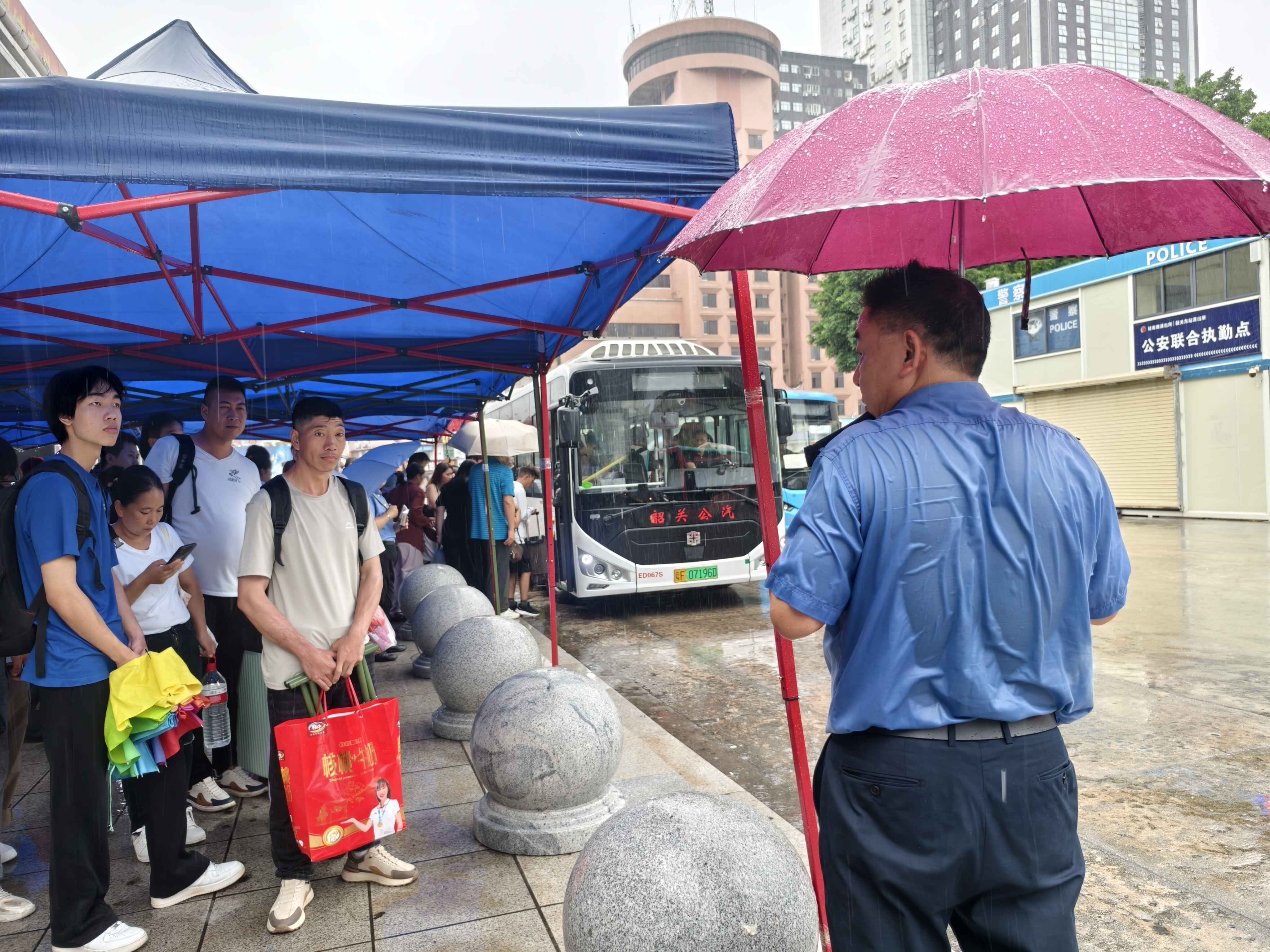 预计国家铁路的广州局将调整13,000多名受大雨影