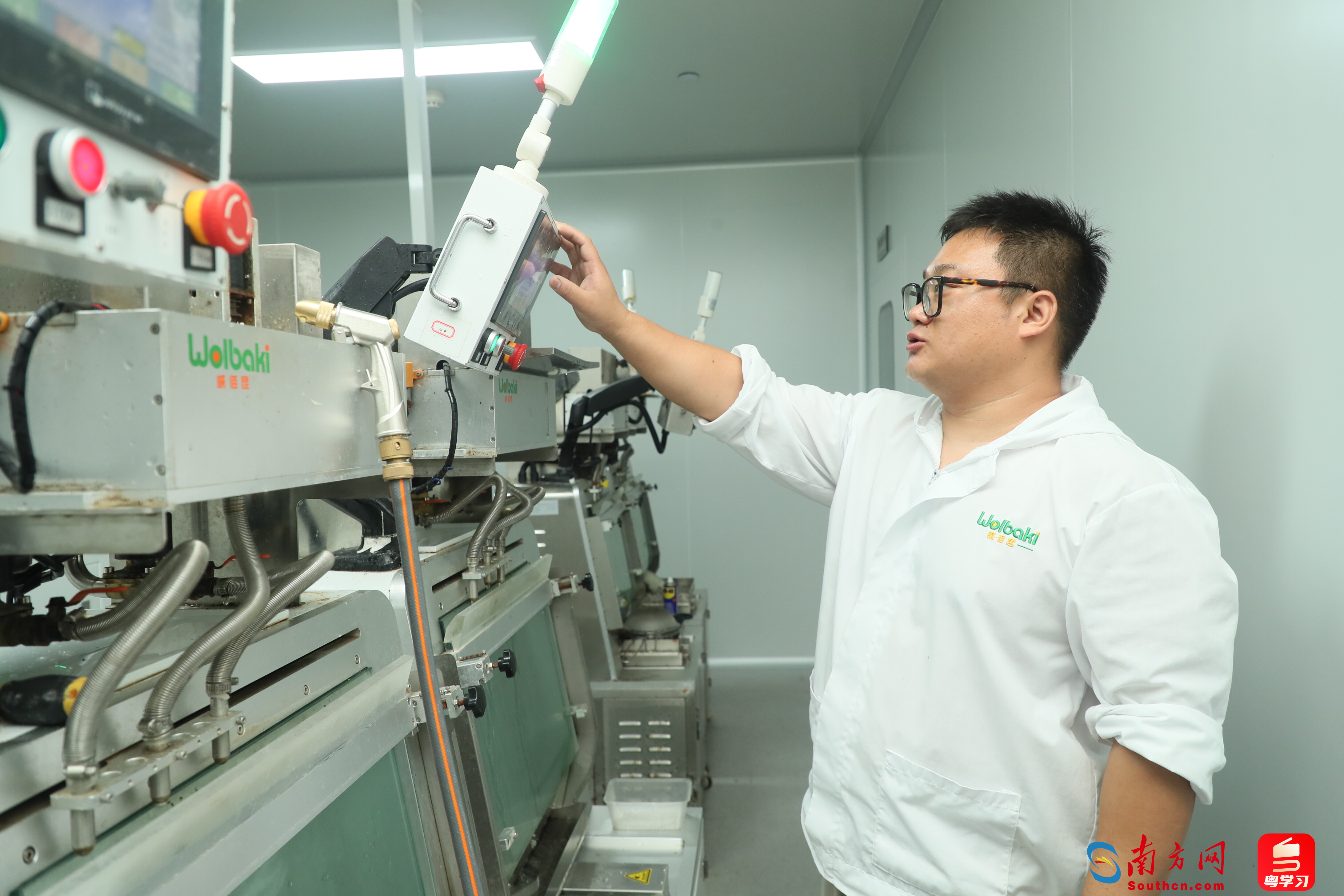 工作人员演示雌雄分离仪操作 李剑锋 摄