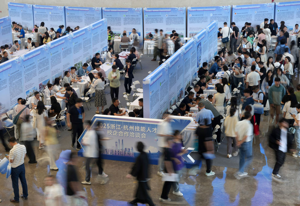 2025浙江·杭州技能人才校企合作洽谈会现场（2025年5月13日摄）。当日，“乐业杭州 AI启未来”2025杭州市青年就业促进大会系列活动在杭州举办。系列活动包括2025杭州市大学生就业·见习招聘会、2025浙江·杭州技能人才校企合作洽谈会等，为青年群体搭建高质量就业服务平台。