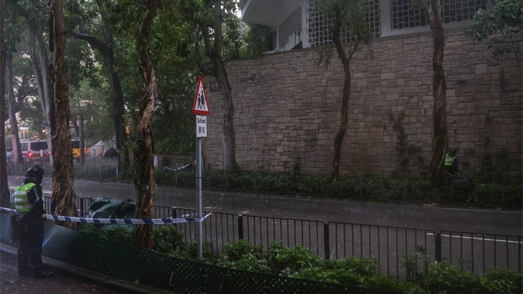 香港湾仔坚尼地道树下发现无头尸，警方初步判断为高处堕下