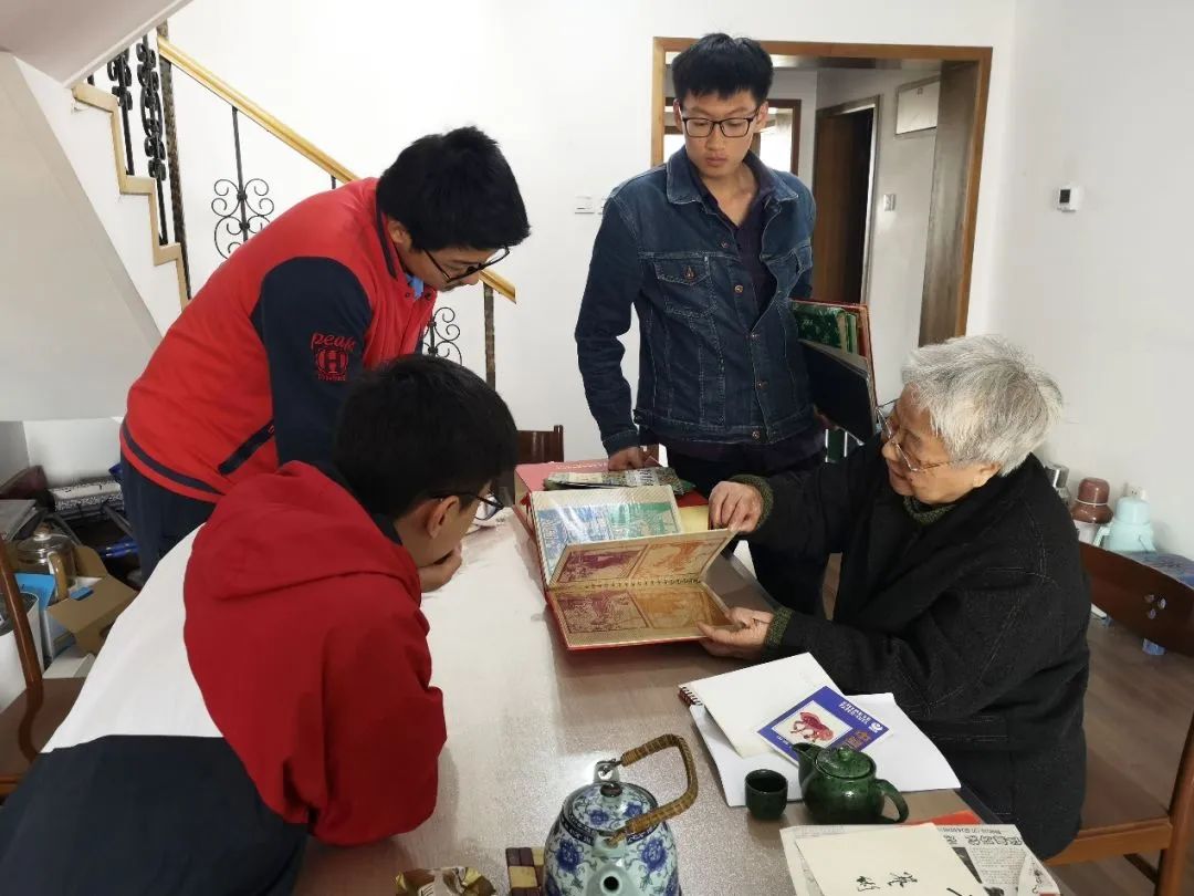 ▲ 2019年,岳同给来家看望的志愿者们展示收藏的剪纸、中国画作品