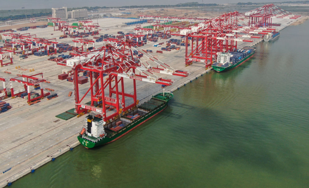 这是2022年7月28日拍摄的广州港南沙港区四期全自动化码头。新华社记者邓华 摄