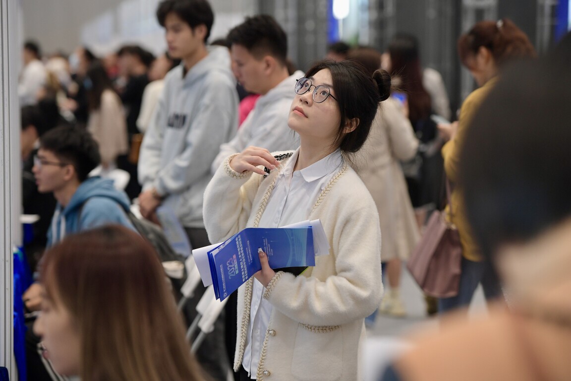 2023年11月22日，2023年粤港澳大湾区人才专场招聘会暨第27届全国高校毕业生秋季就业双选会在深圳国际会展中心举办。