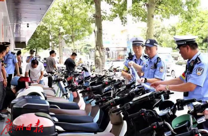 番禺交警在查处一家非法改装电动自行车店铺