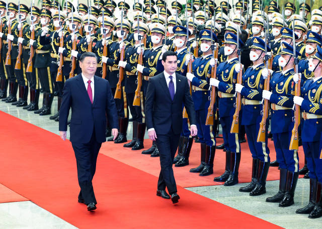 2023年1月6日，国家主席习近平在北京人民大会堂同来华进行国事访问的土库曼斯坦总统谢尔达尔·别尔德穆哈梅多夫举行会谈。这是会谈前，习近平在人民大会堂北大厅为谢尔达尔·别尔德穆哈梅多夫举行欢迎仪式。