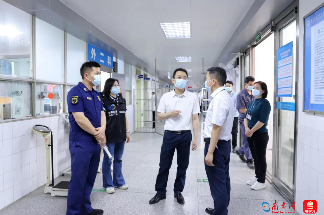 检查组前往辖区医疗机构开展消防安全检查。