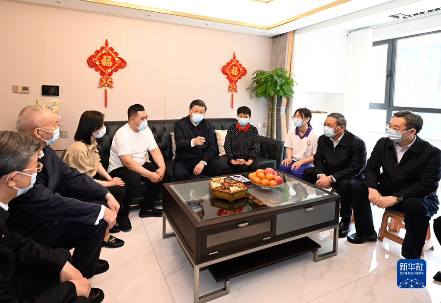 　　5月10日，中共中央总书记、国家主席、中央军委主席习近平在河北省雄安新区考察，并主持召开高标准高质量推进雄安新区建设座谈会。这是10日上午，习近平在容东片区南文营社区回迁居民李敬和家中看望。新华社记者 李学仁 摄