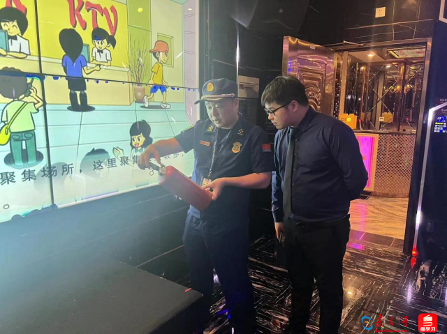 检查人员在辖区社会单位开展消防安全检查。