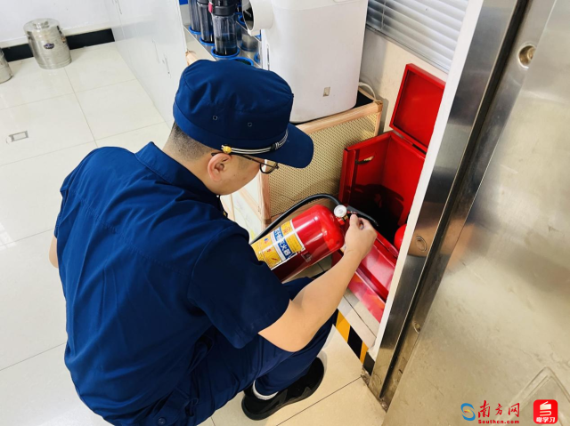 检查人员到加油站开展消防安全检查。