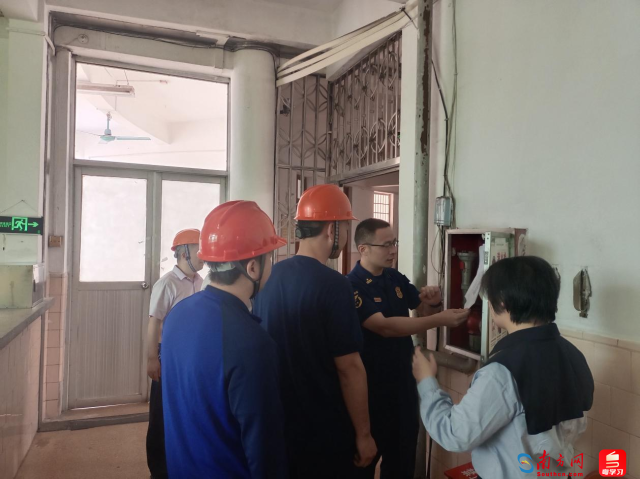 检查组走进劳动密集场所开展消防安全检查。